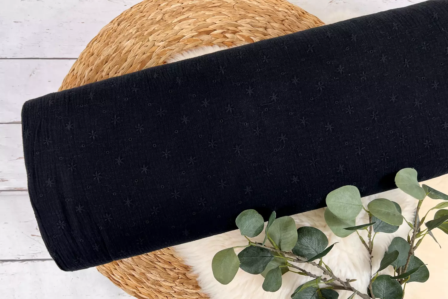 Musselin Stoff / Double Gauze – bestickte kleine Blumen und Lochstickerei in schwarz – Öko-Tex-100 – Bild 3